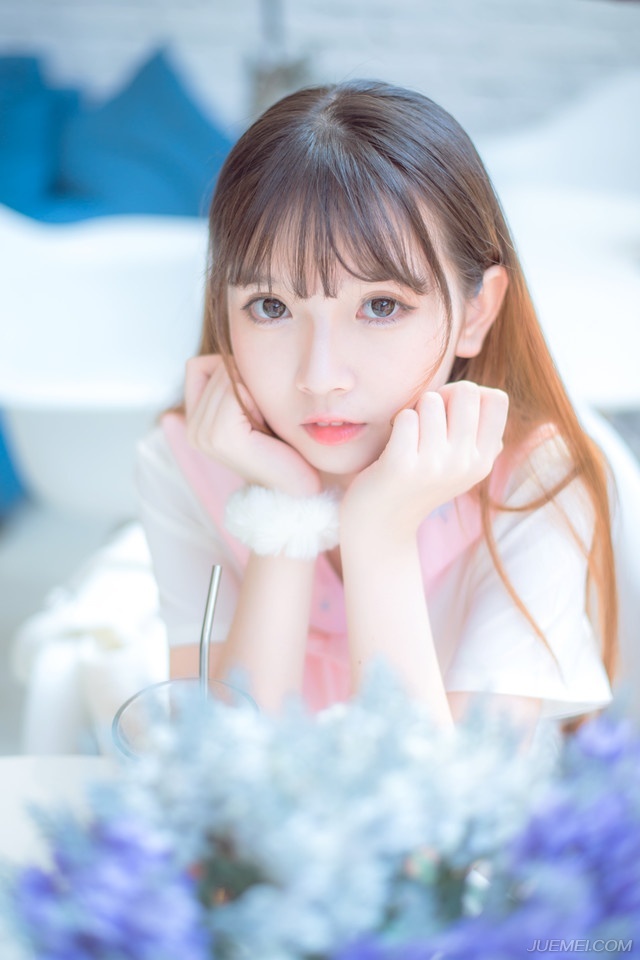 就在众人准备散去的时候，一名小校从议事厅外冲进来，跪在地上凄厉的道：“主公，城上泠苞将军刚刚传来讯息，魏延带领阆中八万大军出绵竹关，已与庞统合兵，此刻已经开始围城了！”